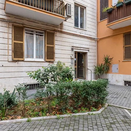 Colorful House On The Tiber Apartment
