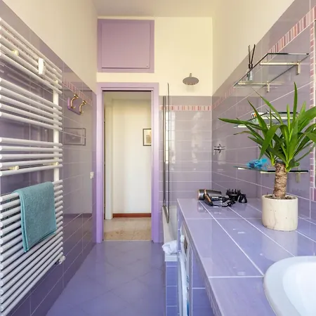 Colorful House On The Tiber Apartment