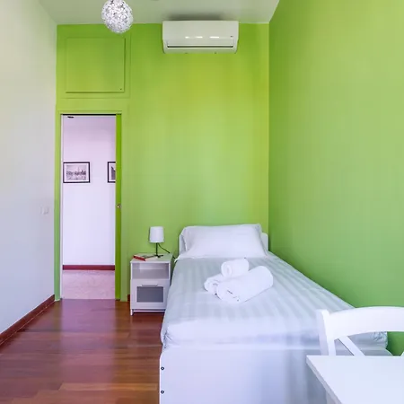 Colorful House On The Tiber Apartment *